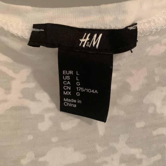 H&M Lightweight Tee: Lovely Blue & White Geo design, Sheerness & Boho look - Picture 5 of 7